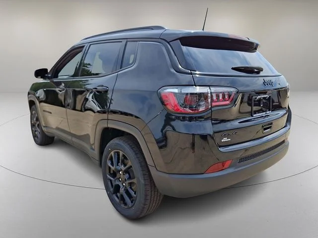 Used 2022 Black Jeep Latitude image 7