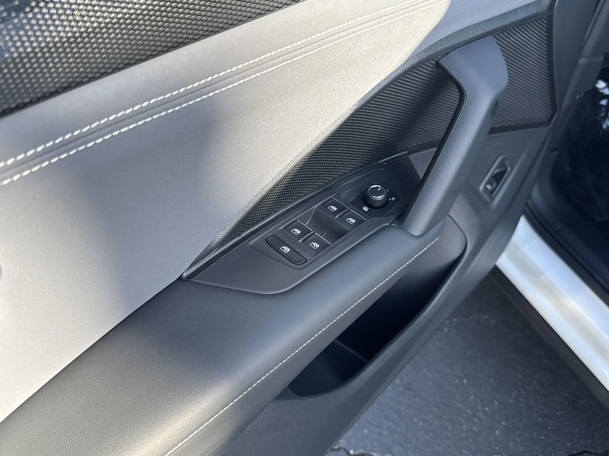 New 2026 Pure White Volkswagen SE image 13