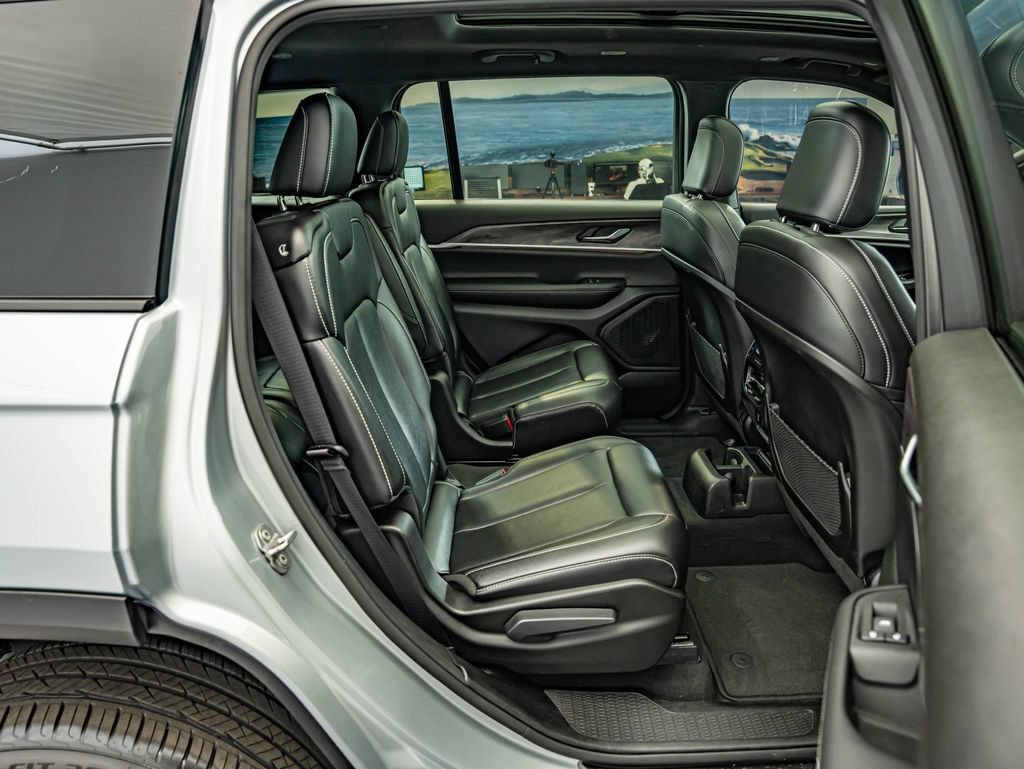 Used 2025 Silver Zynith Jeep Limited image 35