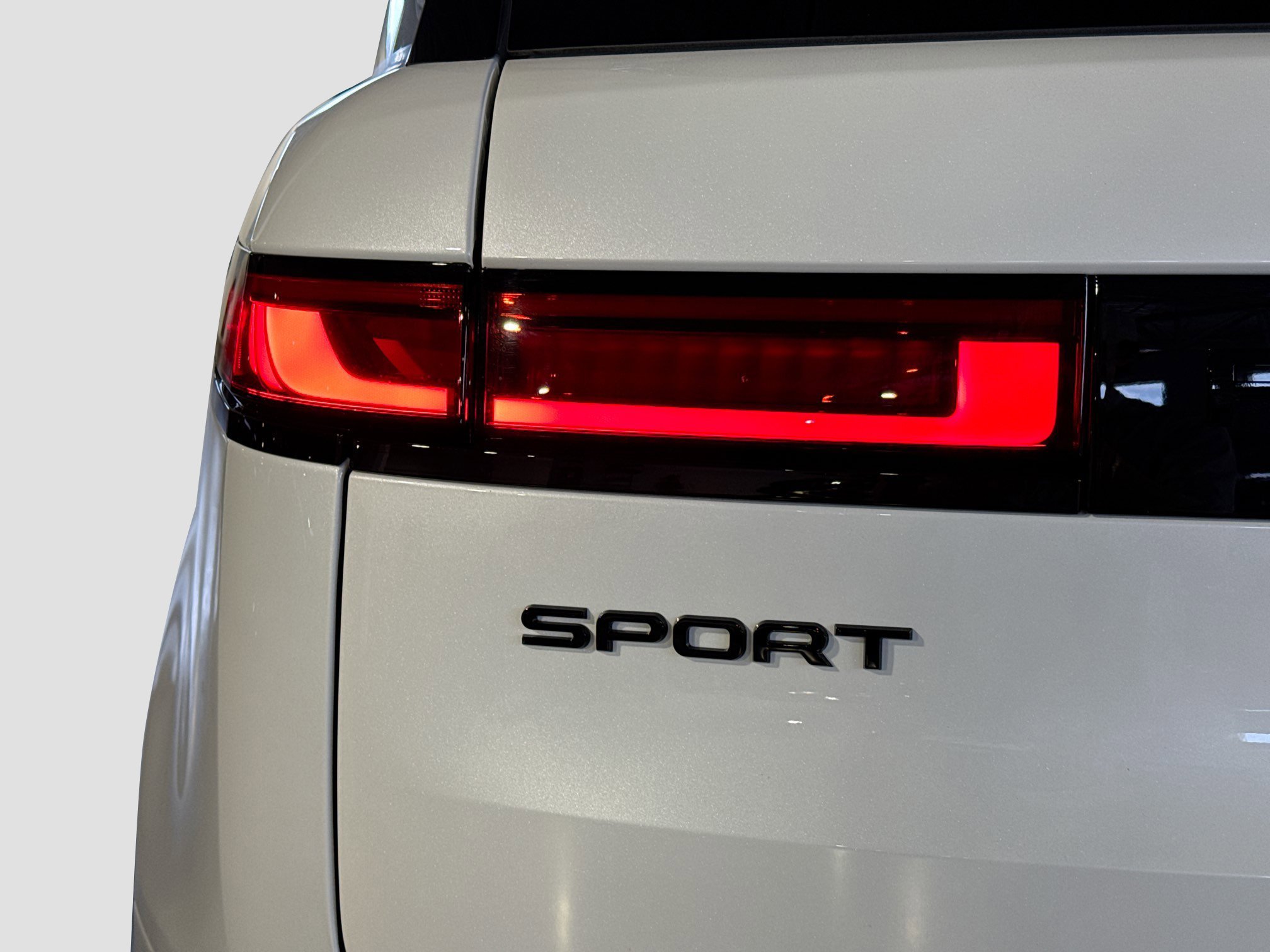 New 2026 Ostuni Pearl White LAND ROVER Dynamic SE image 10