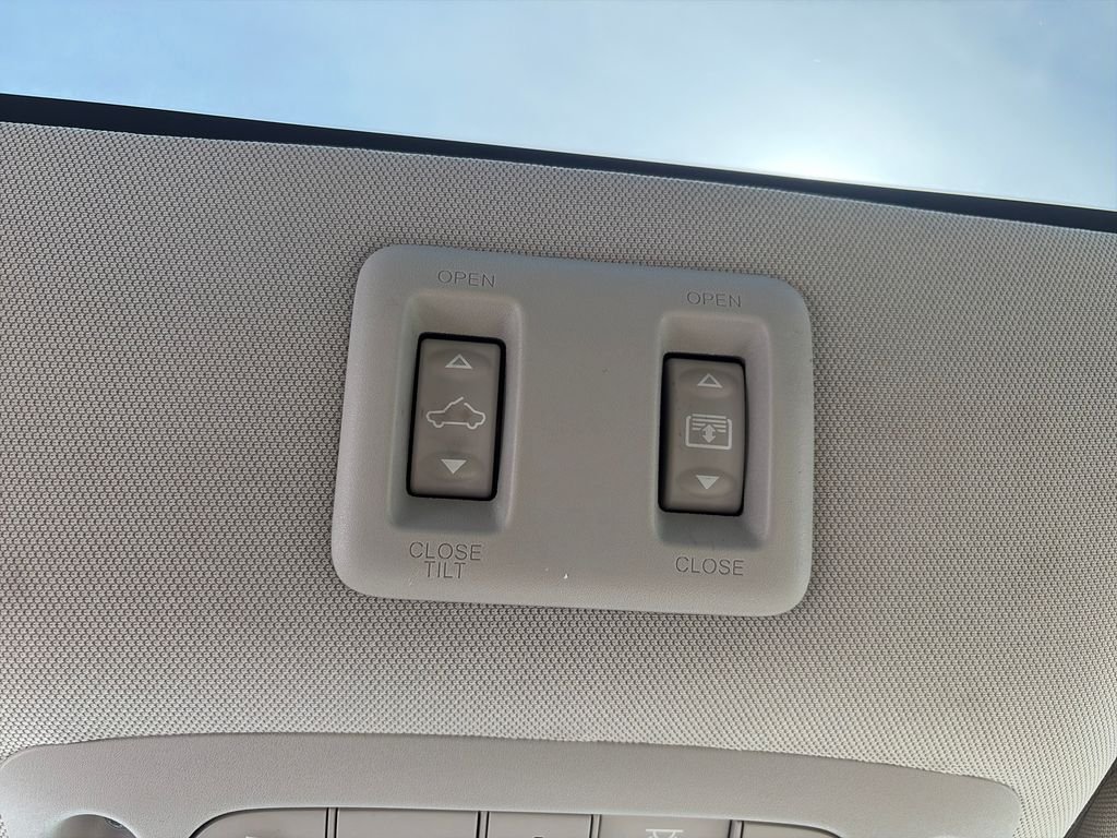 Used 2024 Pearl White Nissan Platinum image 39