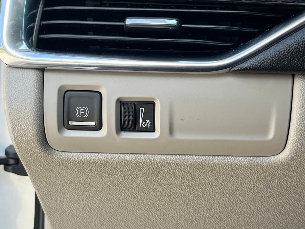Used 2019 Silver Cadillac Premium Luxury image 34