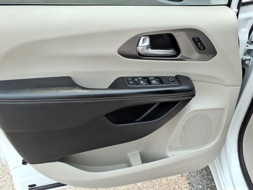 Used 2022 Bright White Clearcoat Chrysler Touring L image 14