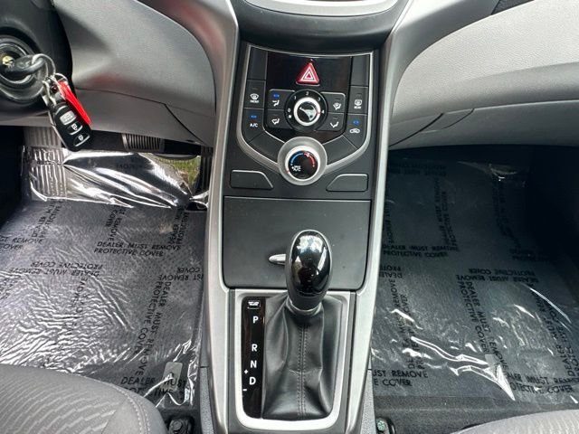 Used 2016 White Hyundai SE image 18
