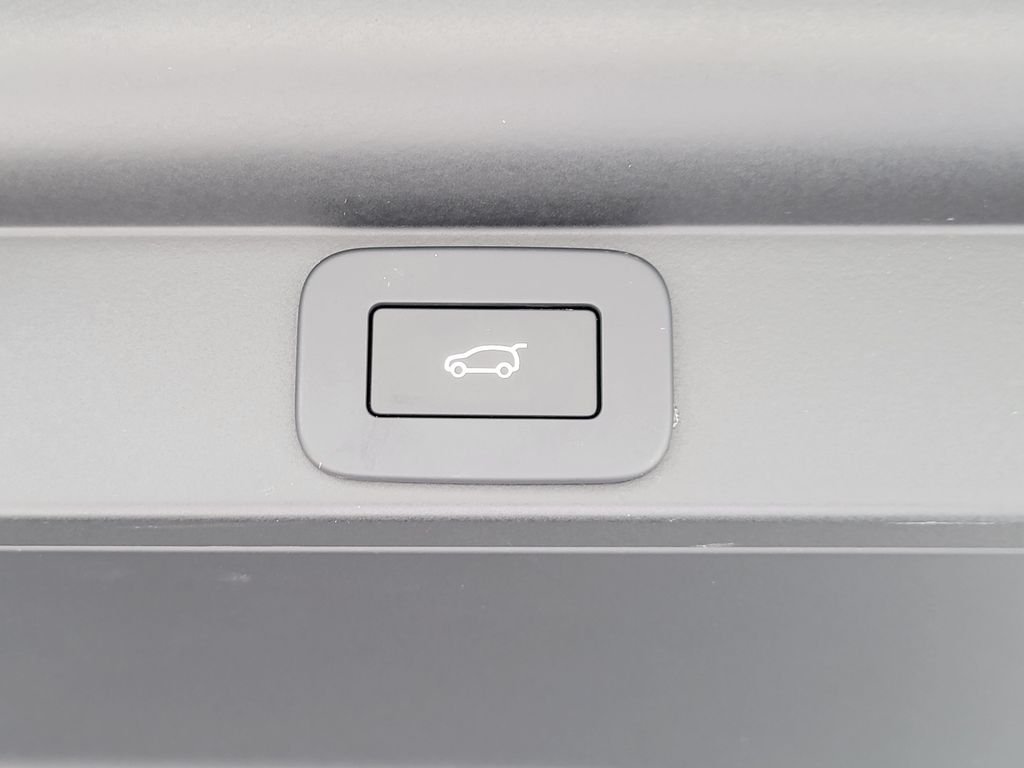 Used 2026 White Land Rover SE image 10