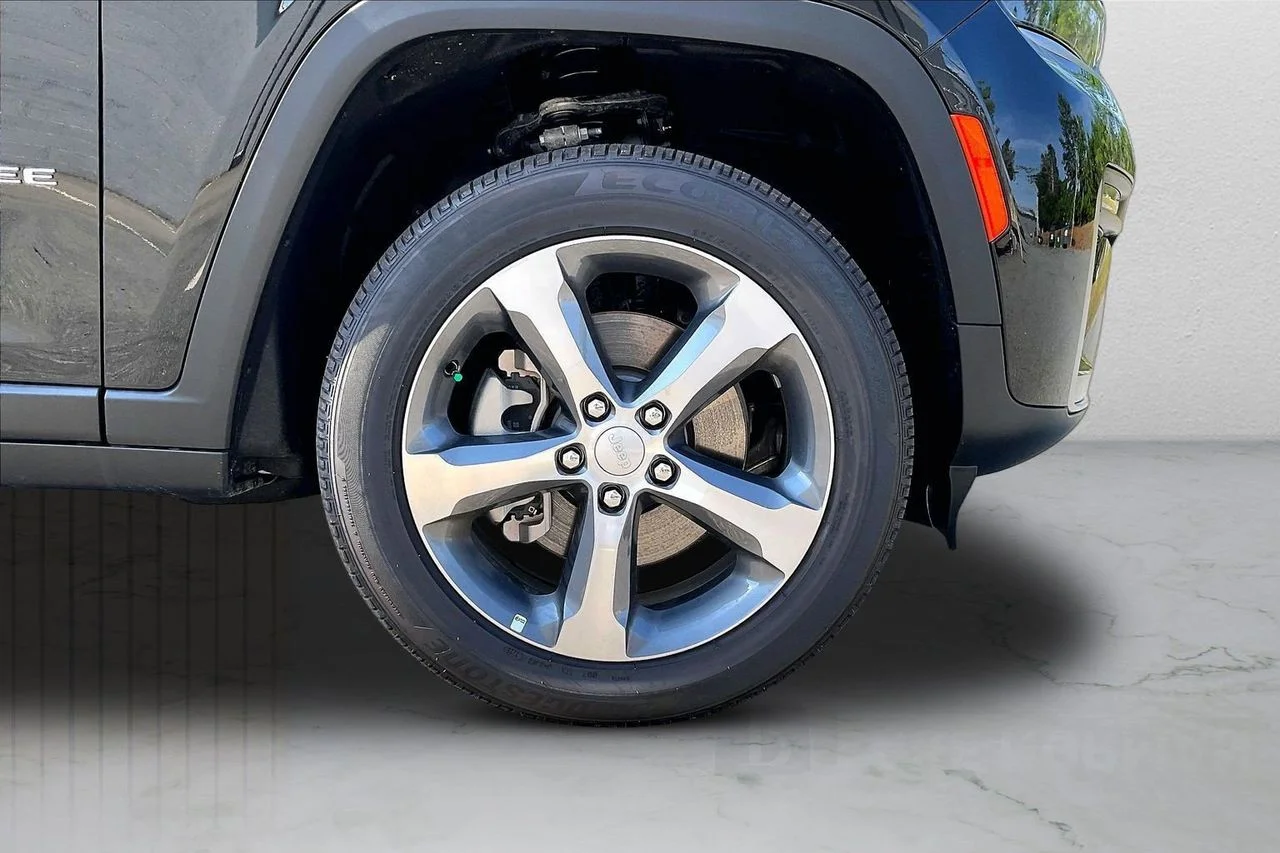 New 2026 Diamond Black Crystal Pearl-Coat Exterior Paint Jeep Limited image 33