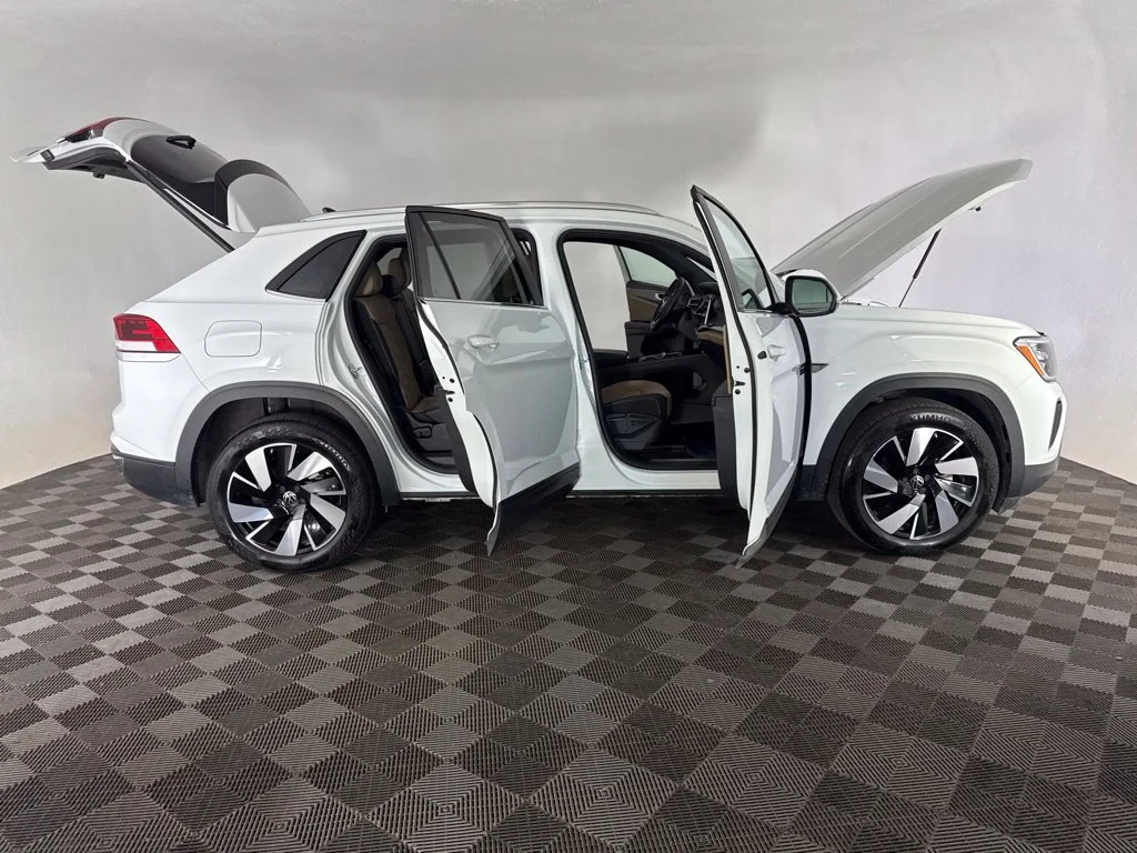 Used 2025  Volkswagen 2.0T SE w/Technology image 14