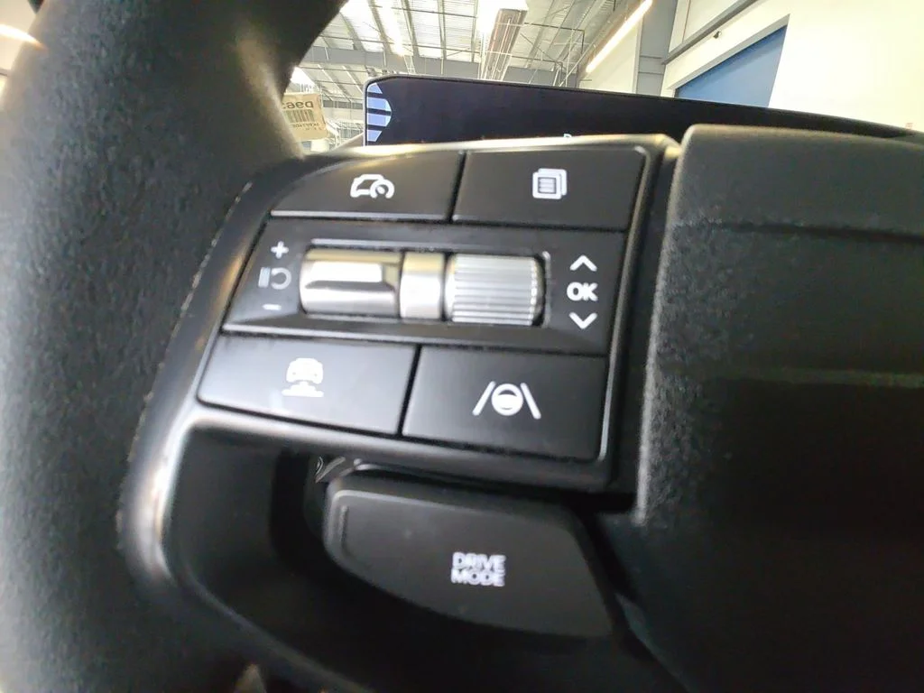 Used 2025 White Kia LXS image 20