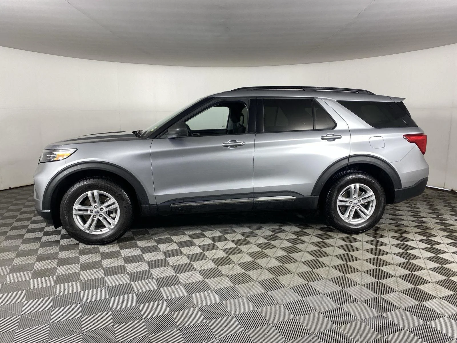 Used 2024 Iconic Silver Ford XLT image 14