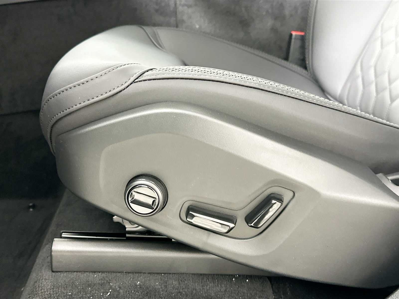 2025 Volvo XC90 Plus - Photo 17