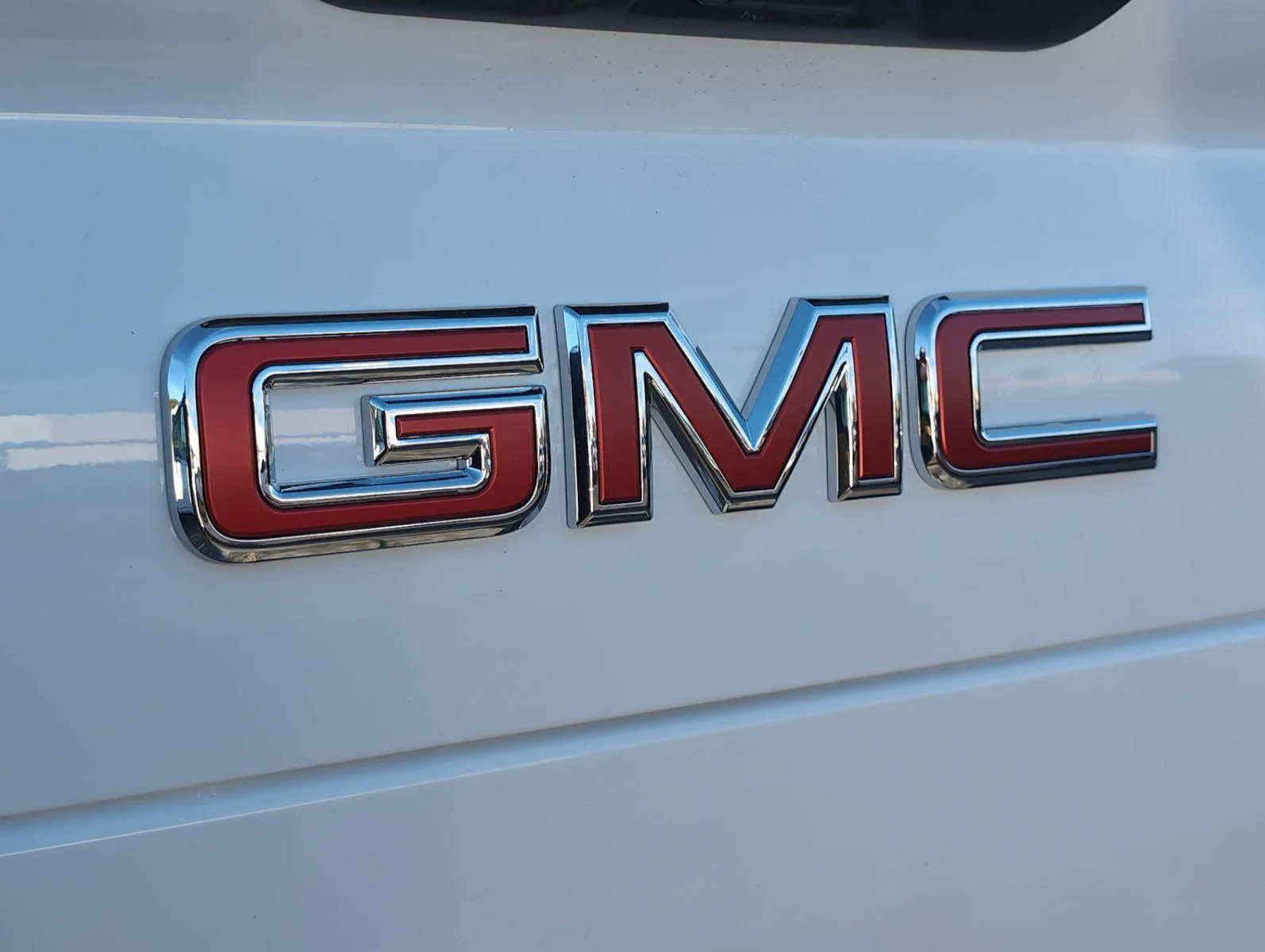 New 2026 Summit White GMC Elevation Standard Range image 24