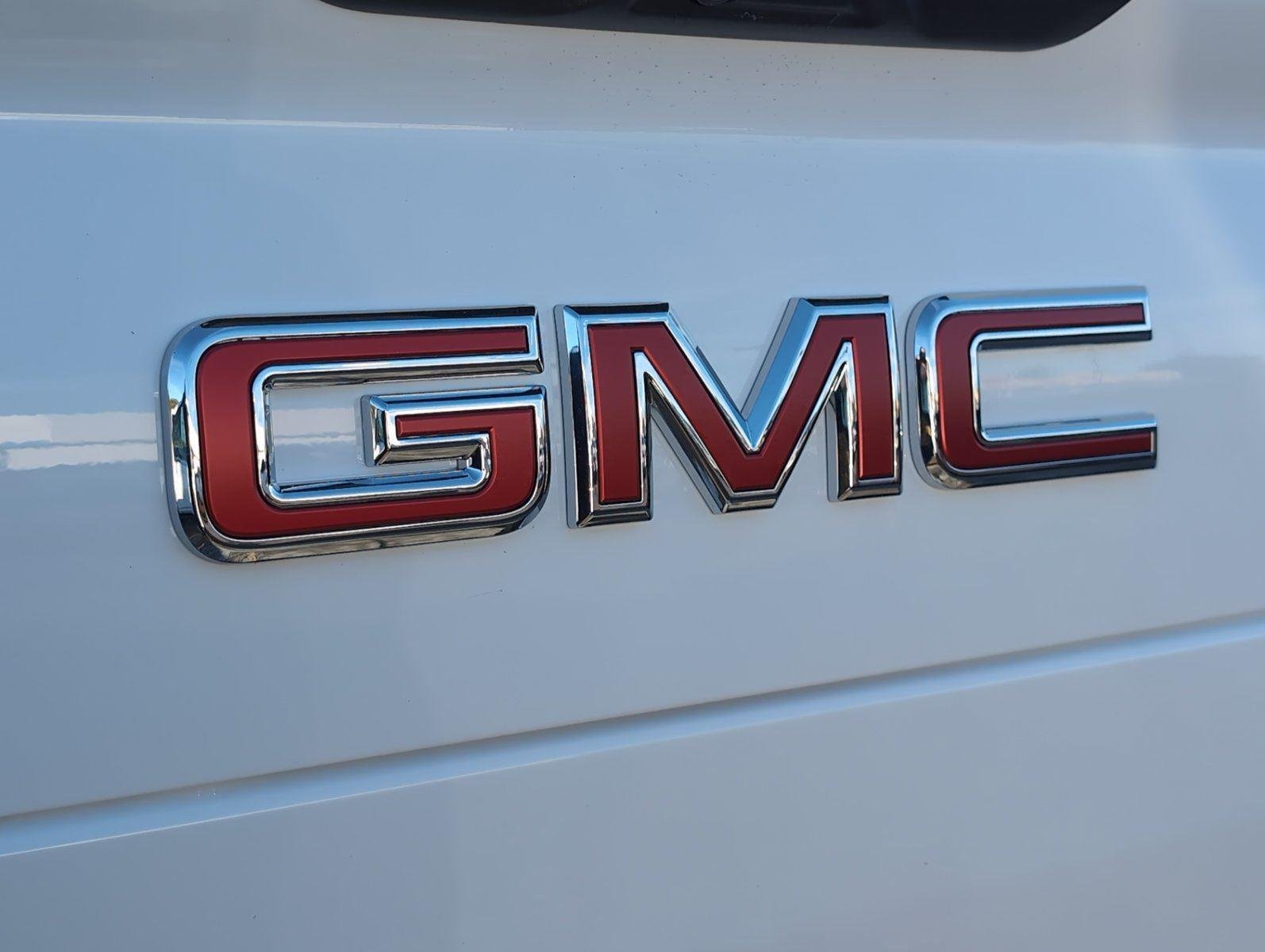 New 2026 Summit White GMC Elevation Standard Range image 24