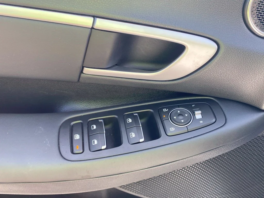 Used 2025 White Hyundai SEL image 19