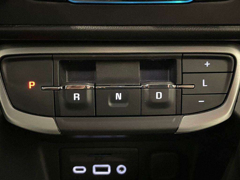 Used 2022 White GMC SLT image 30
