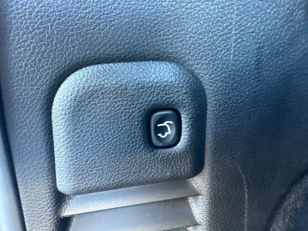 Used 2020 White Jeep Altitude image 25