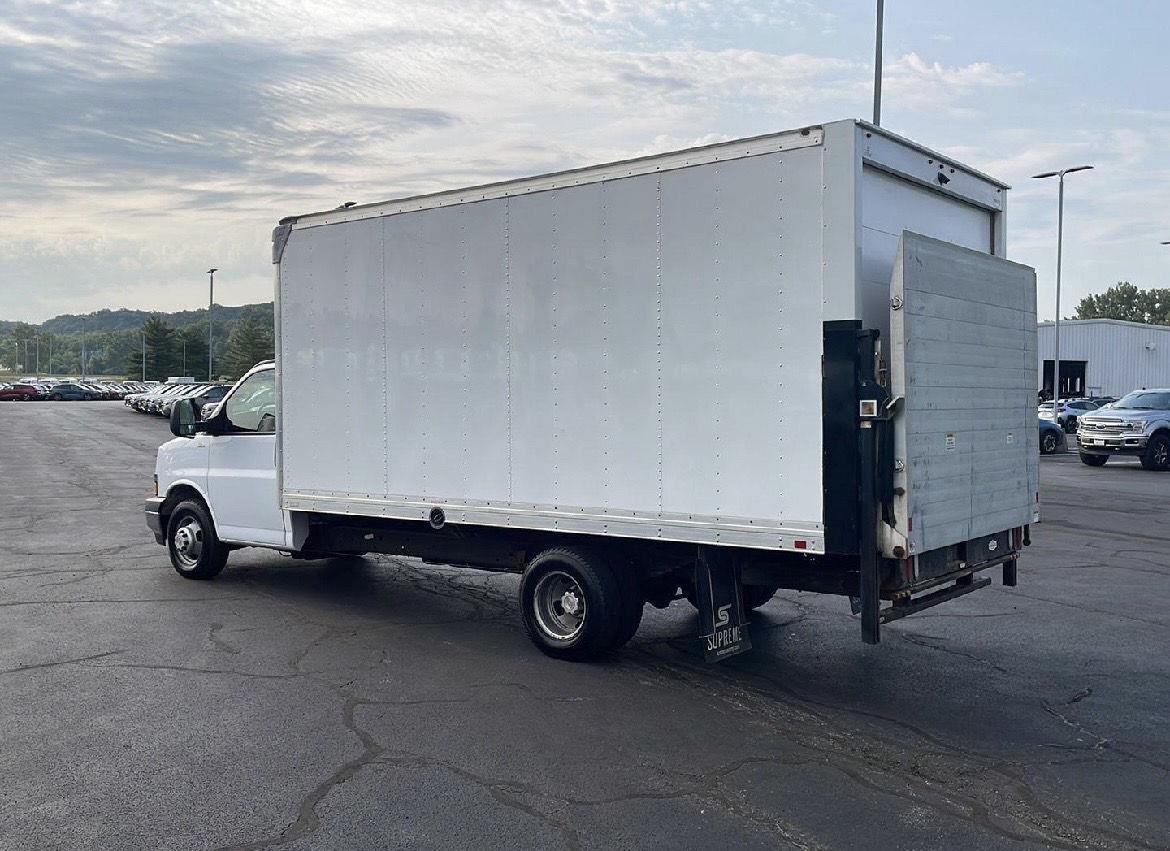 Used 2021 Summit White Chevrolet  image 3