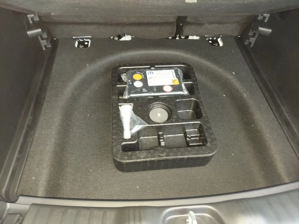 New 2026 Bright White Clearcoat Jeep Latitude image 42