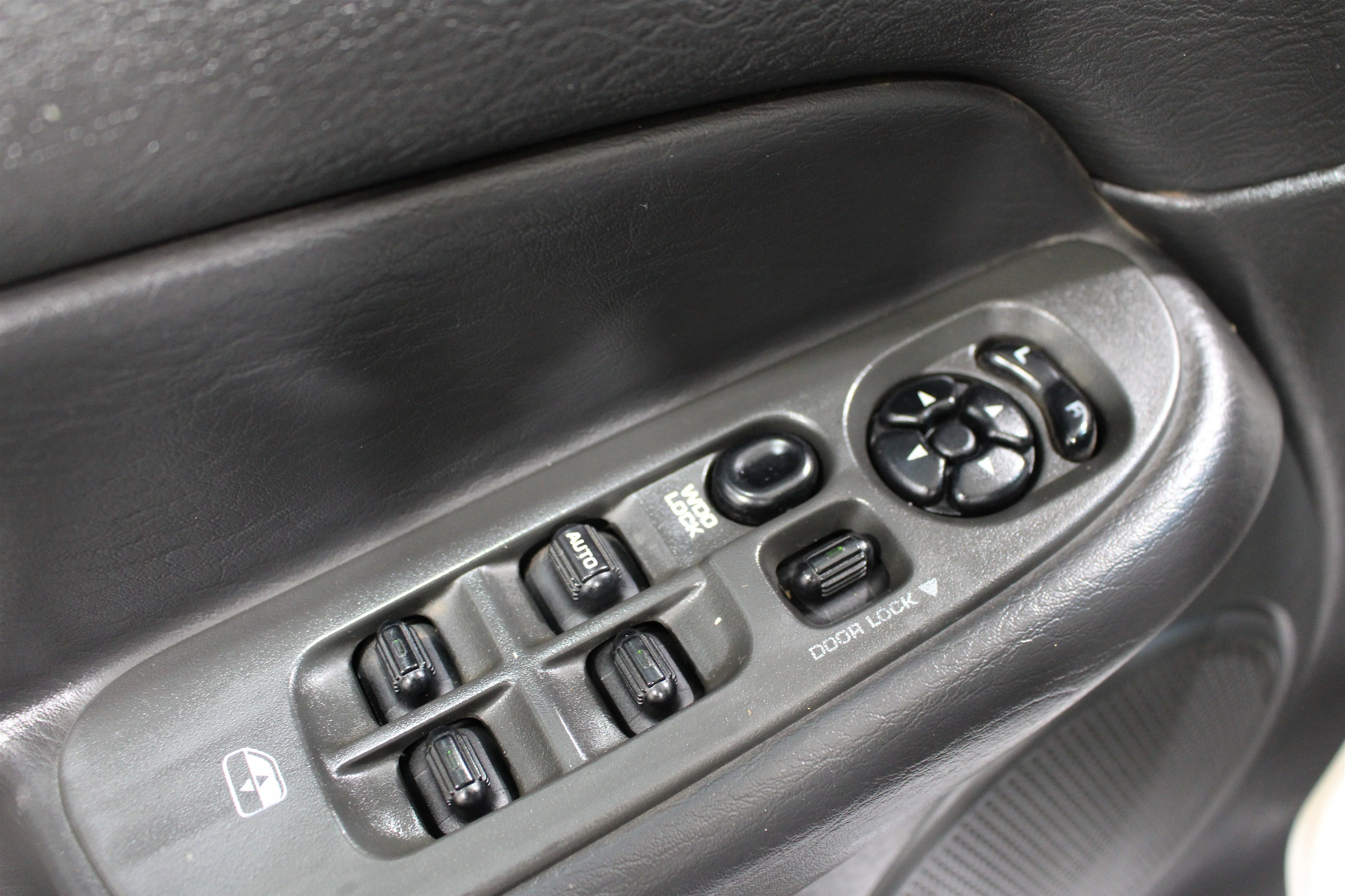 Used 2005 Bright White Dodge SLT image 7