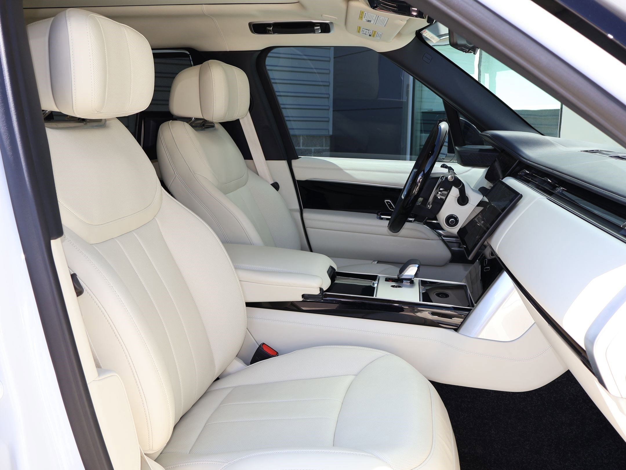 Certified Used 2025 Fuji White Land Rover Autobiography image 28