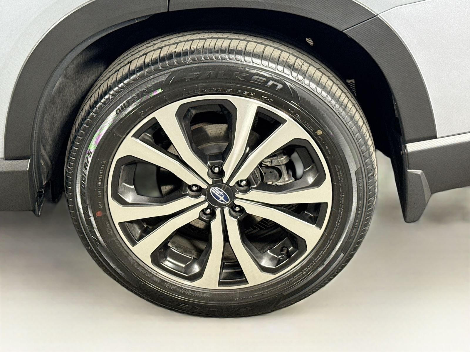 Used 2024 Ice Silver Metallic Subaru Limited image 9