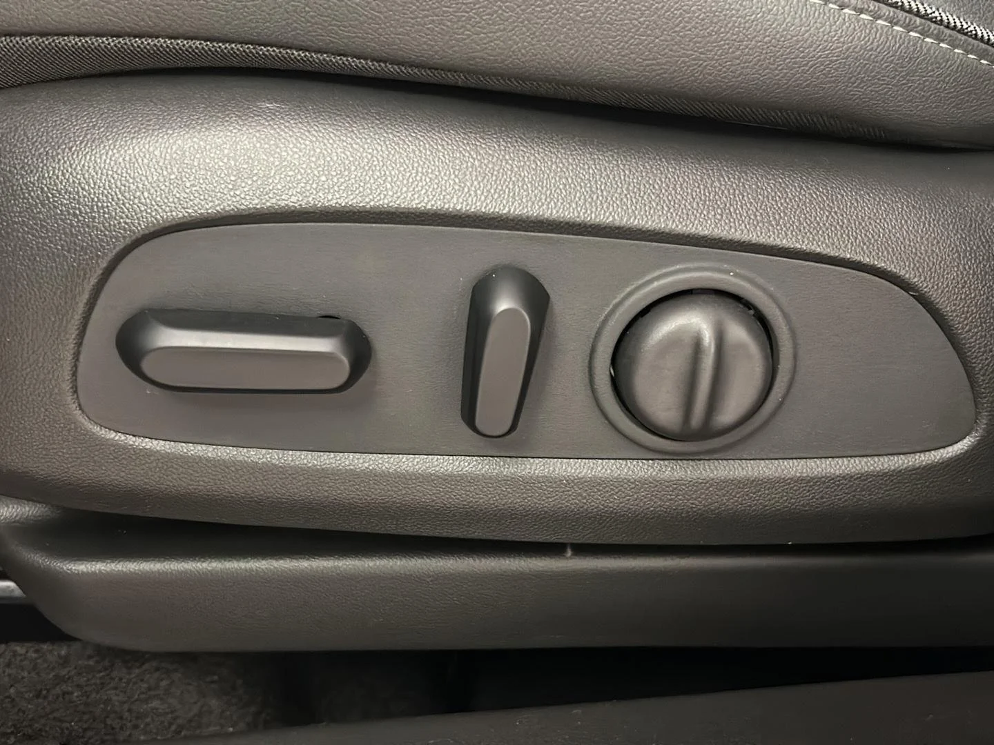 Used 2023 Summit White Buick Select image 14