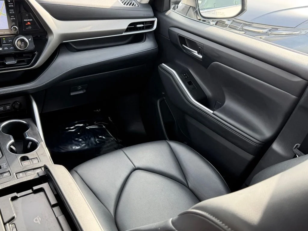 Used 2021 Blizzard Pearl Toyota XLE image 18