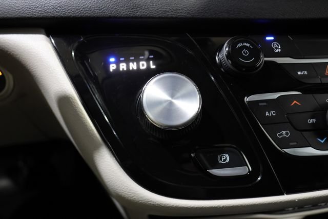 Used 2023 White Chrysler LX image 27