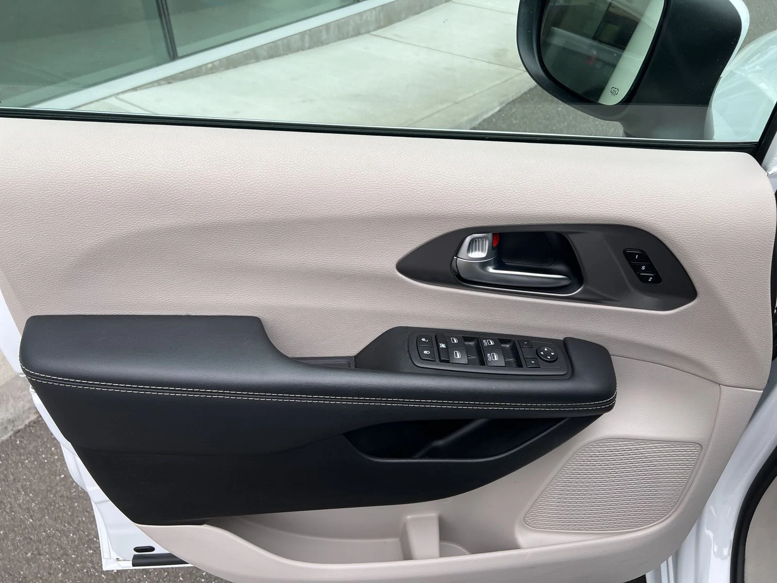 Used 2023 White Chrysler Touring L image 27