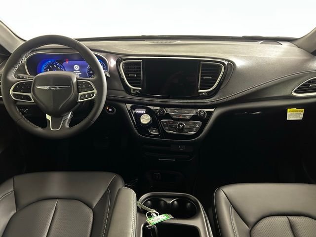 New 2026 Diamond Black Crystal Pearl-Coat Exterior Paint Chrysler Select image 40