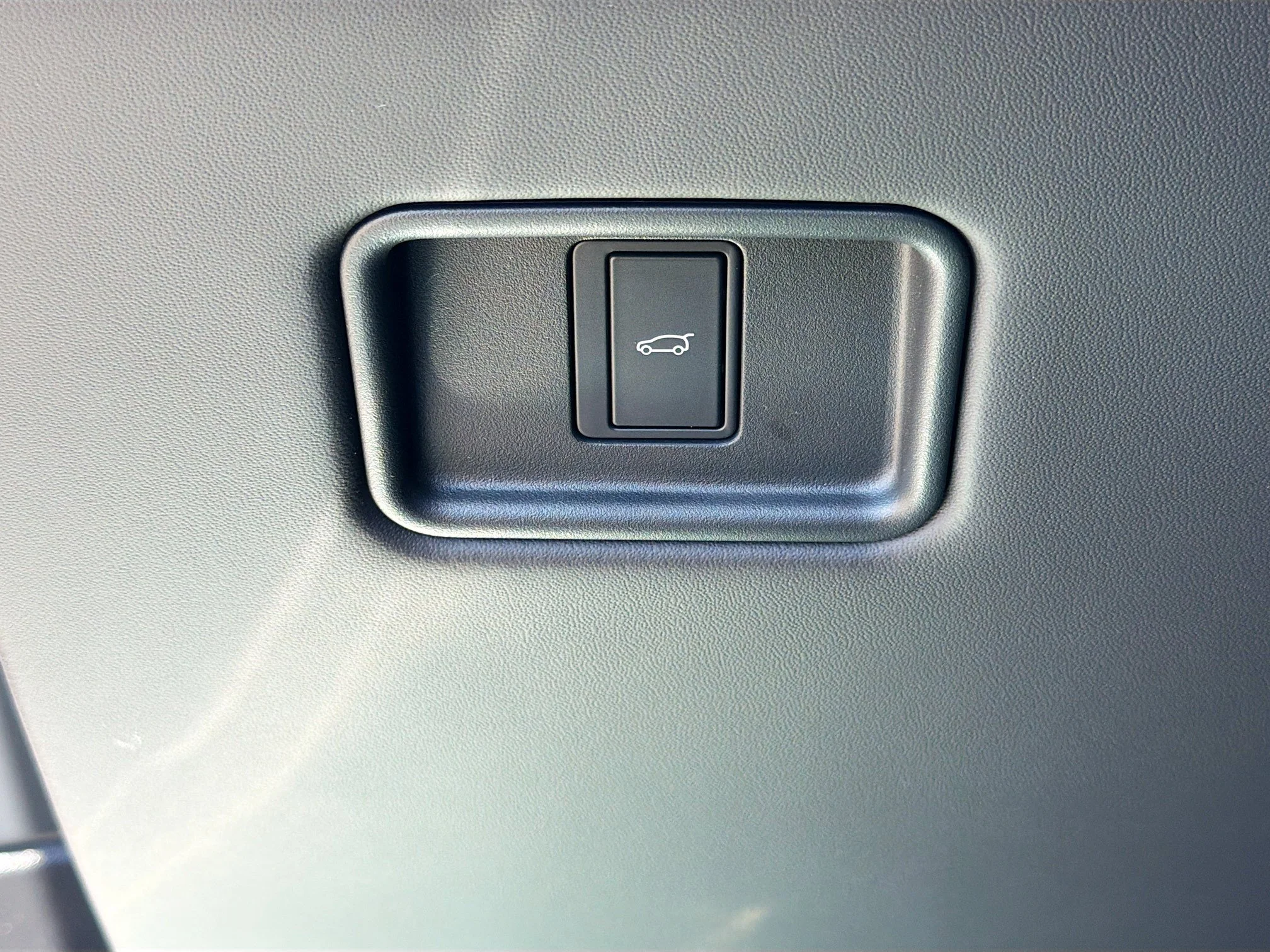 New 2026 Ostuni Pearl White Premium Metallic Land Rover SE image 35