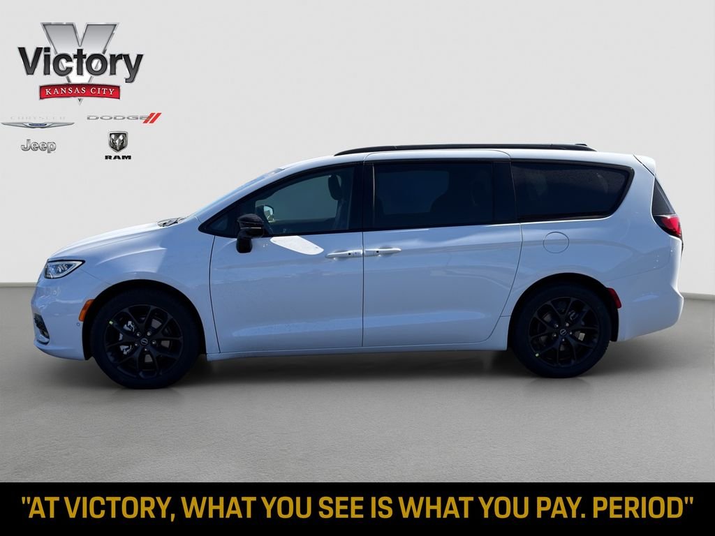 New 2026 Bright White Clear-Coat Exterior Paint Chrysler Select image 4