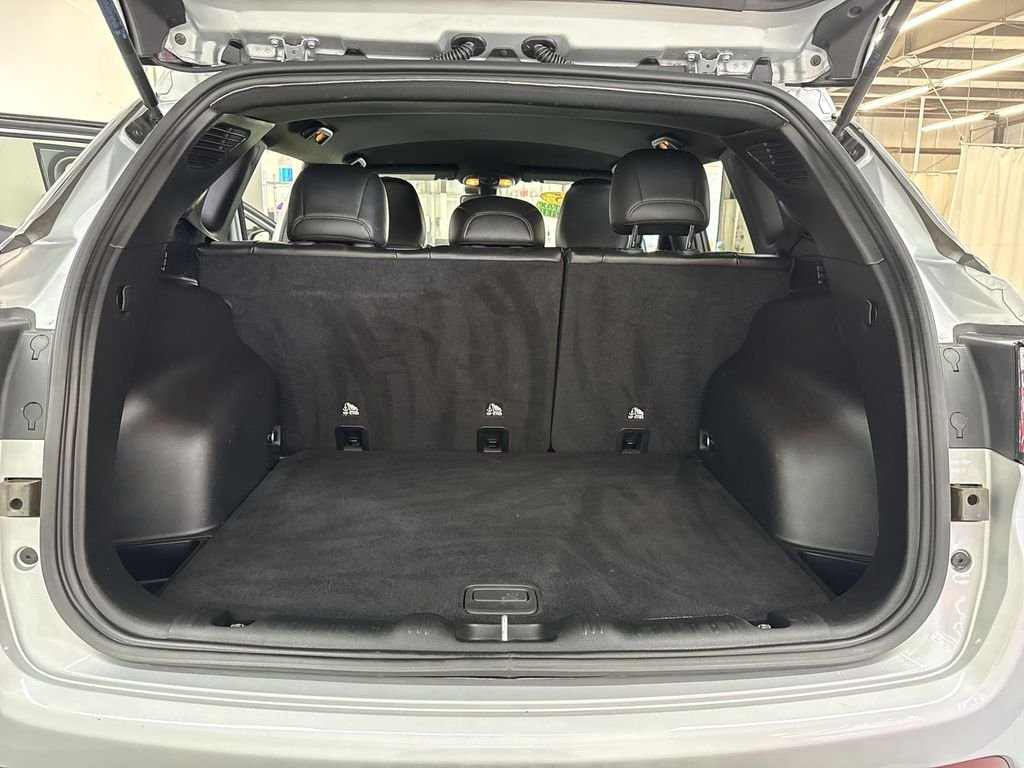 Used 2025 Silver Jeep Latitude image 31