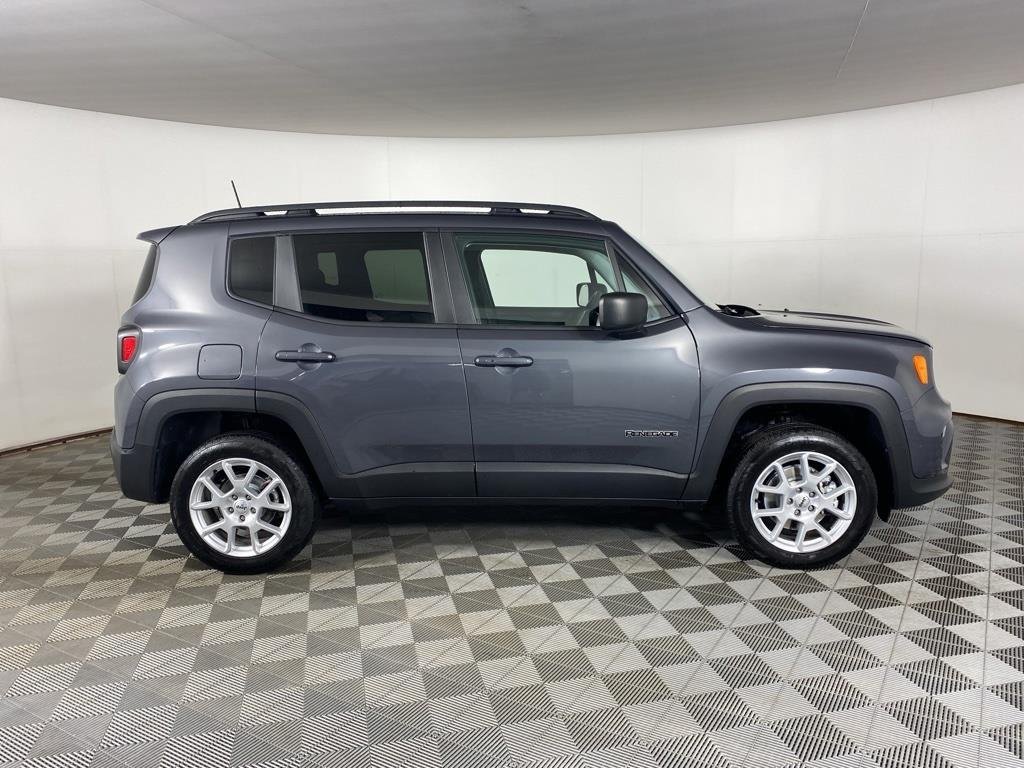 Used 2022 Graphite Gray Jeep Latitude image 9