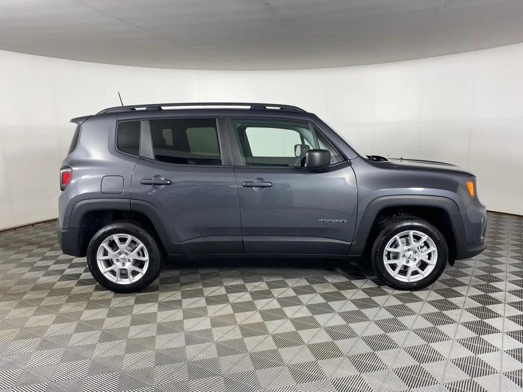 Used 2022 Gray Jeep Latitude image 9