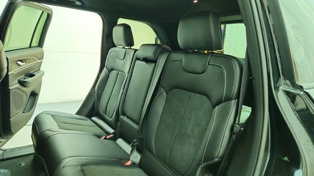 New 2026 Diamond Black Crystal Pearl-Coat Exterior Paint Jeep Laredo Altitude image 20