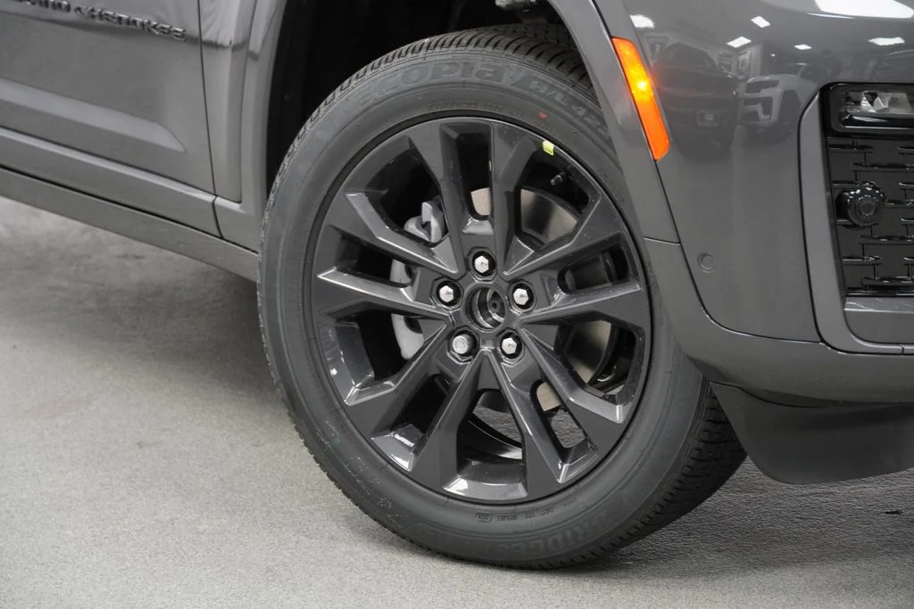 New 2026 Baltic Gray Metallic Clear-Coat Exterior Paint Jeep Limited Reserve image 4