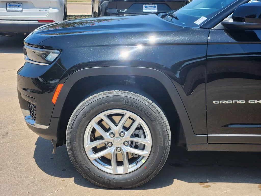 New 2026 Diamond Black Crystal Pearl-Coat Exterior Paint Jeep Laredo image 6