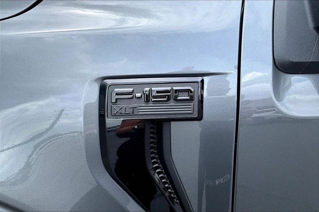 New 2026 Carbonized Gray Metallic Ford XLT image 9