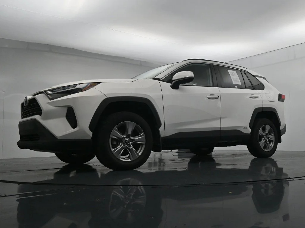 Used 2024 White Toyota XLE image 19