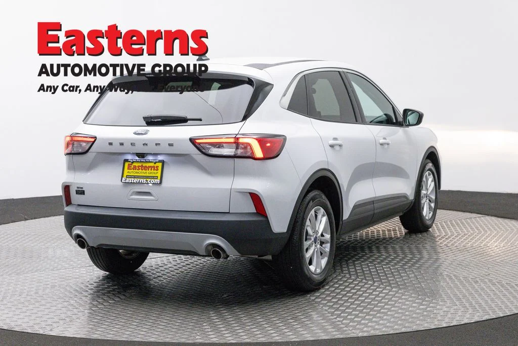 Used 2022 White Ford SE image 5
