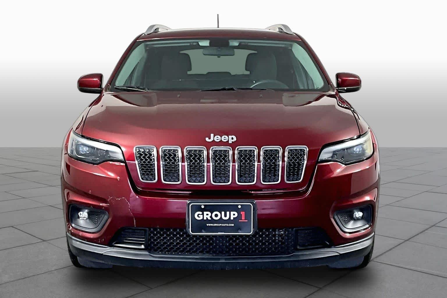 Used 2019 Velvet Red Pearlcoat Jeep Latitude image 4
