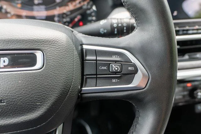 Used 2023 Silver Jeep Latitude image 24