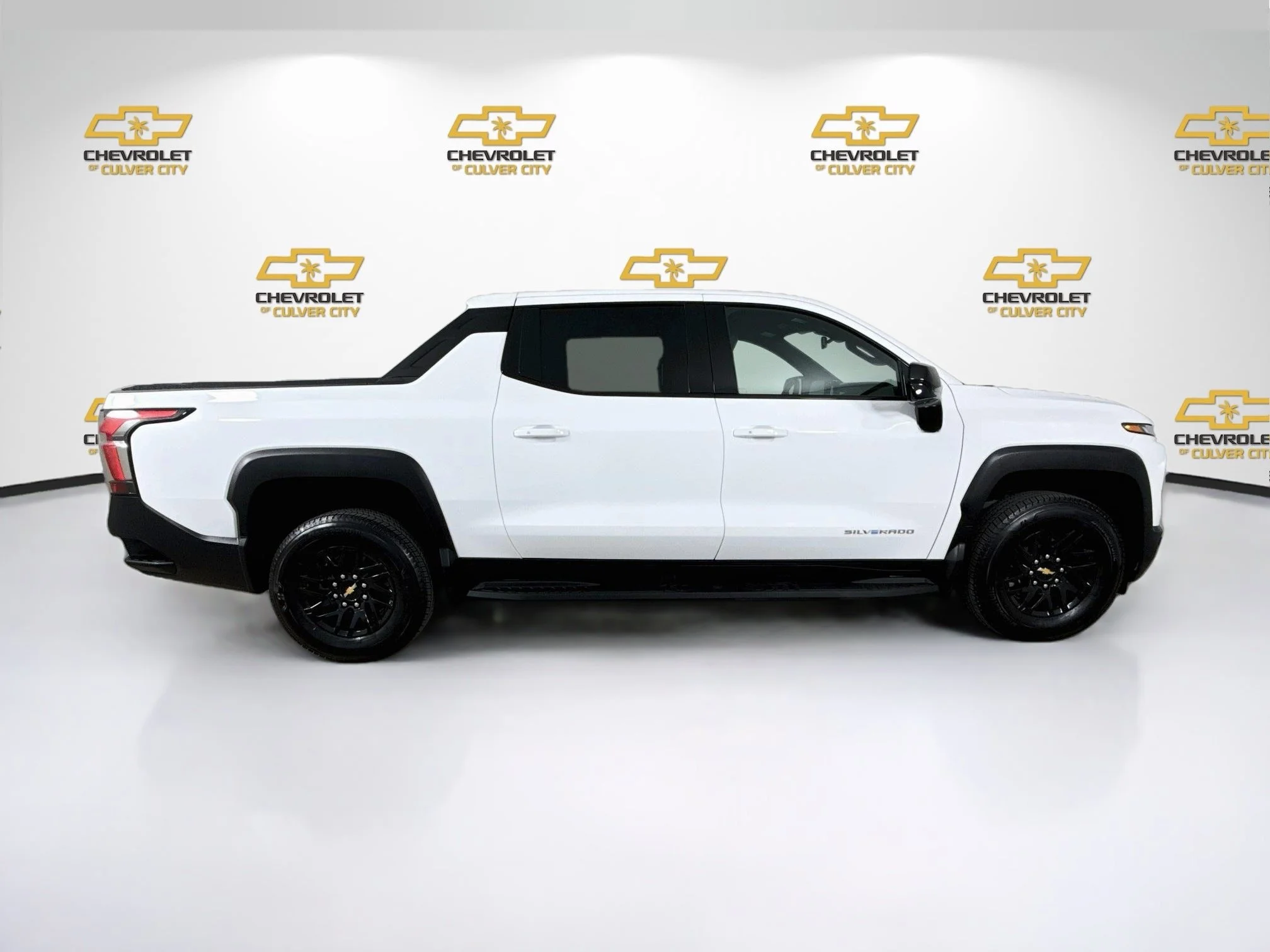 Used 2026 Summit White Chevrolet LT - Extended Range image 9