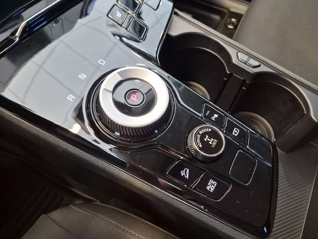 Used 2023 Snow White Pearl Kia LX image 23