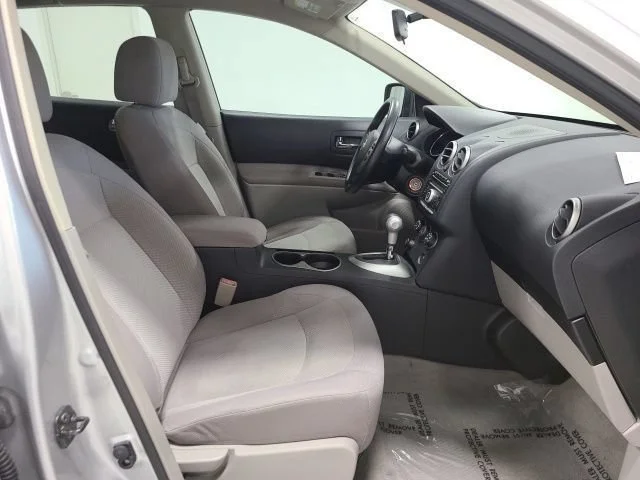 Used 2011 Brilliant Silver Nissan S image 9