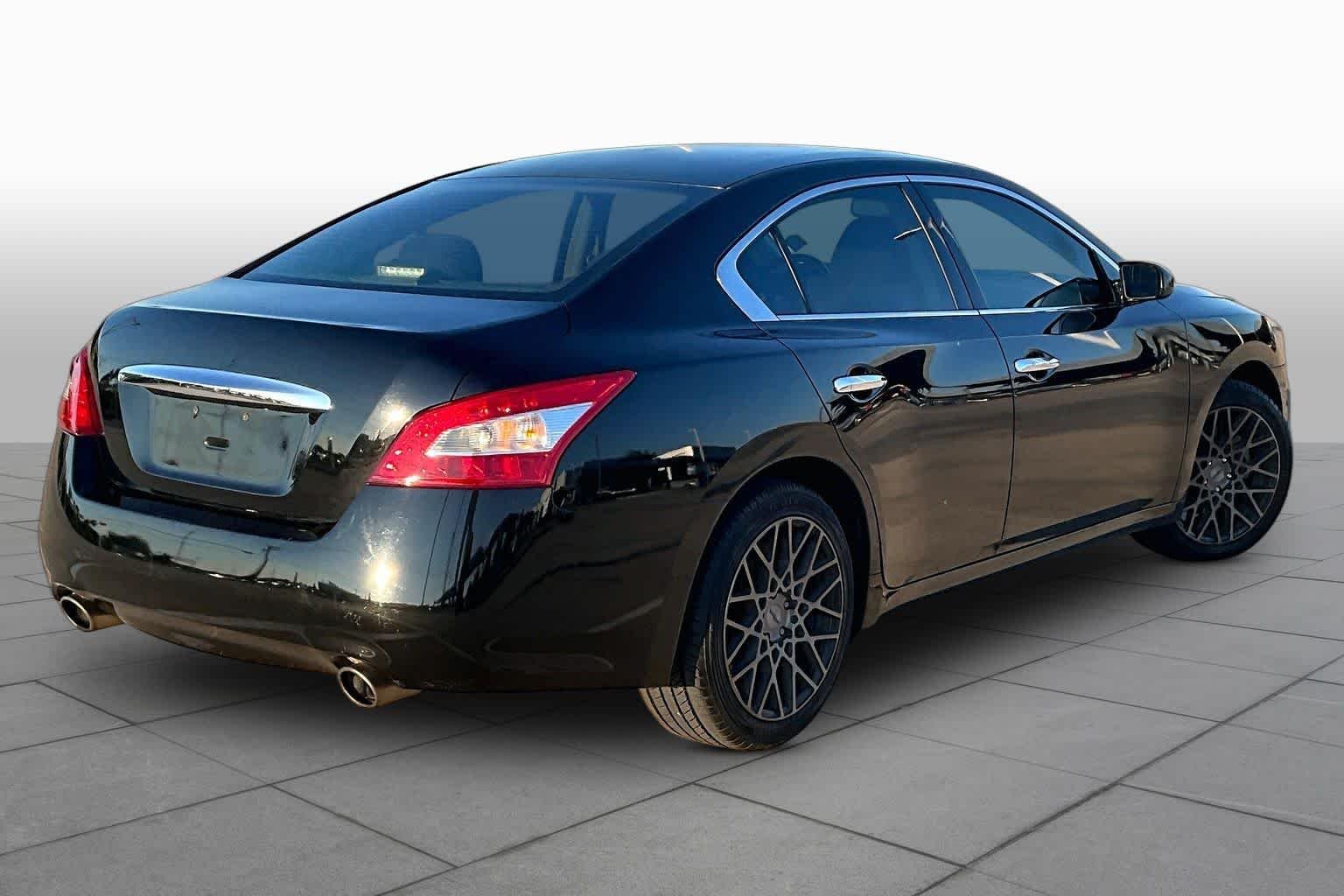 Used 2011 Super Black Nissan 3.5 S image 11