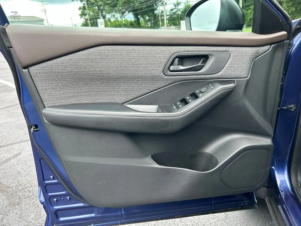 Used 2022 Blue Nissan S image 11