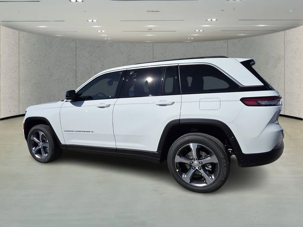 New 2026 Bright White Clear-Coat Exterior Paint Jeep Limited image 4