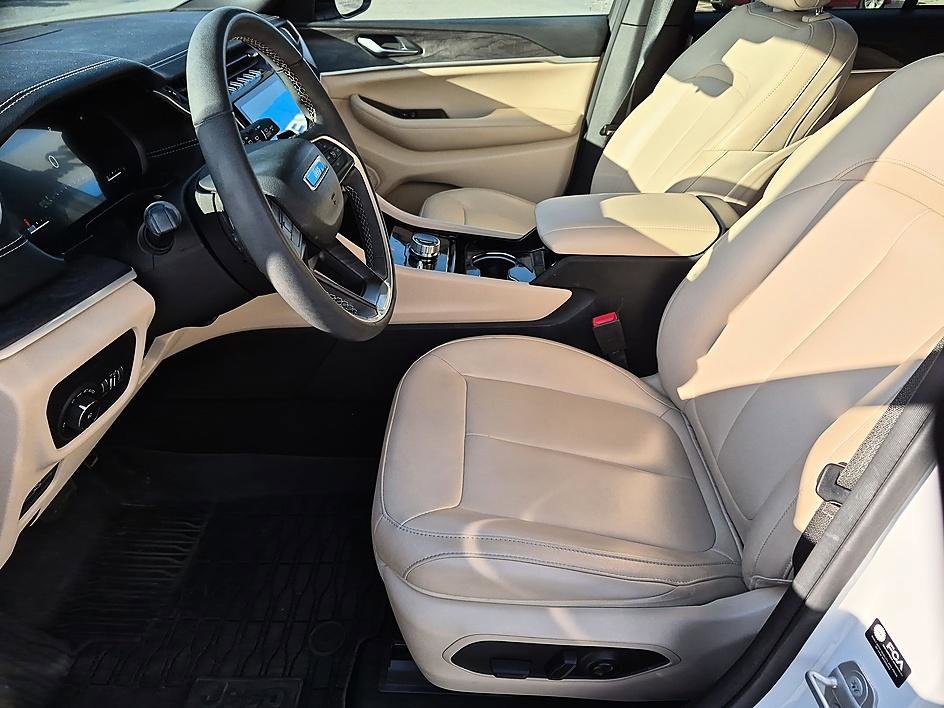 Used 2023 White Jeep Limited 4x4 image 15