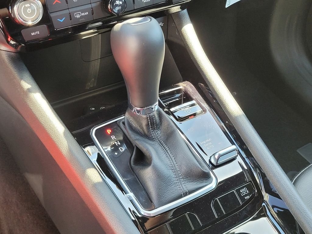 New 2026 White Jeep Latitude image 10